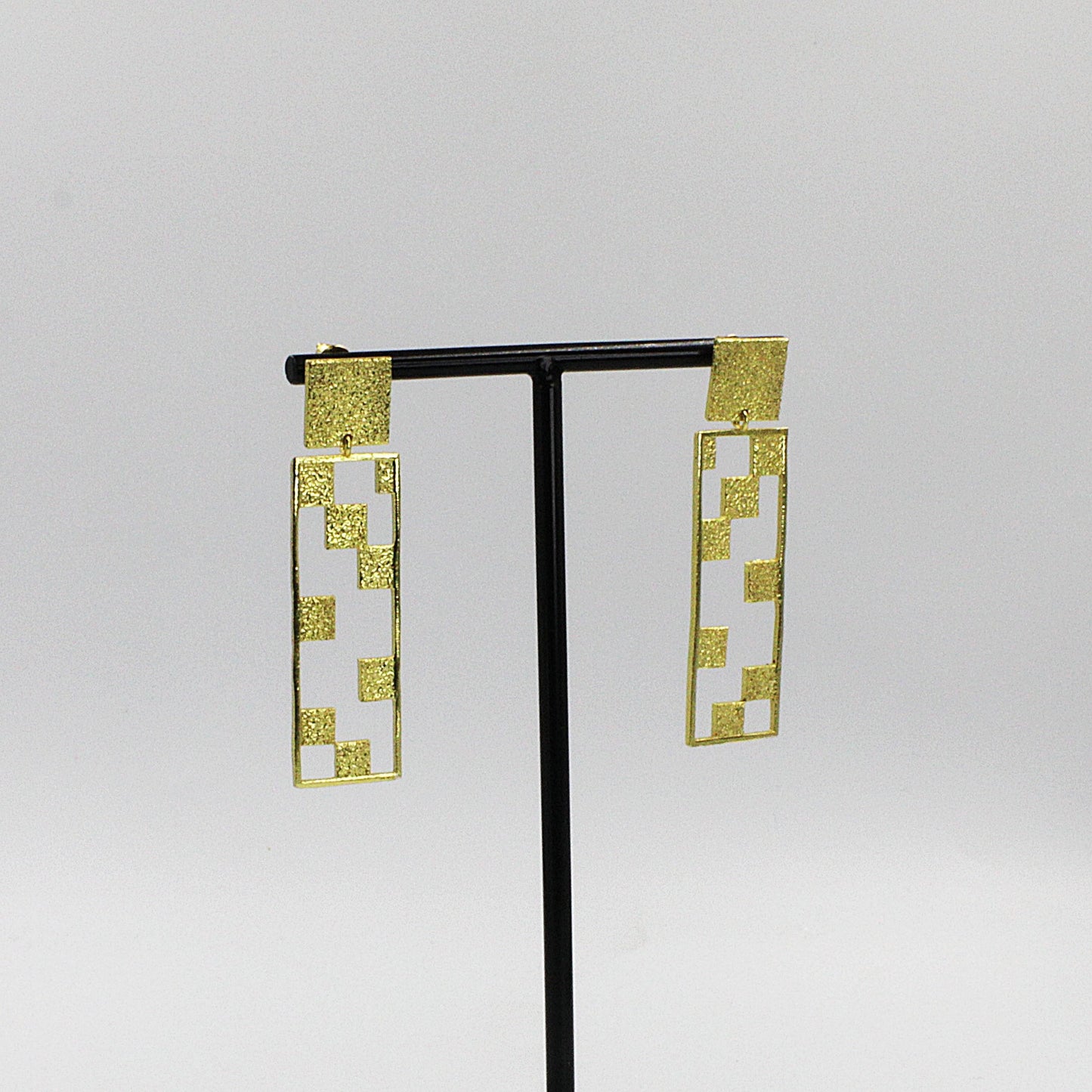 Pendientes CASSANDRE bañados en oro - Diseño con carácter-2