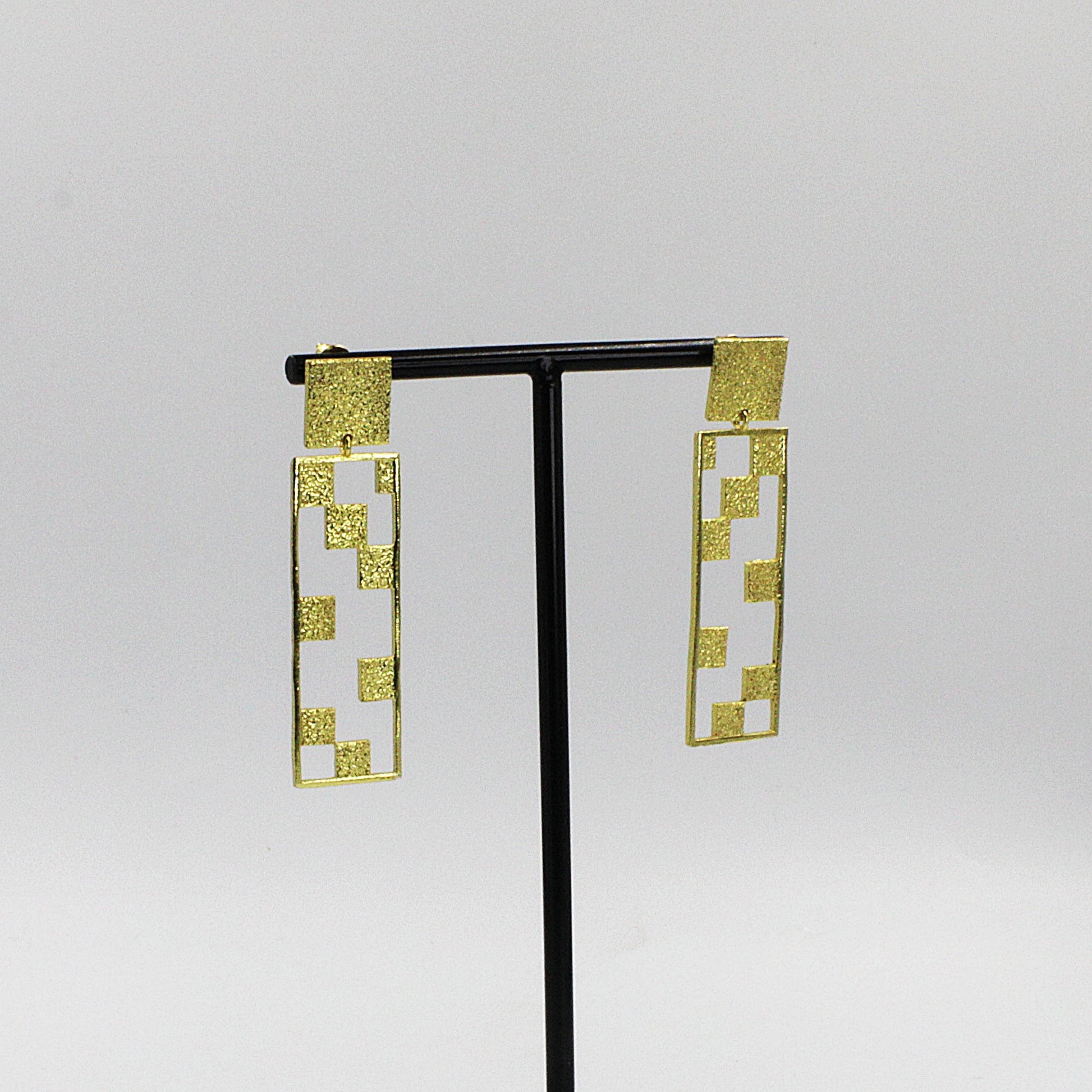 Pendientes CASSANDRE bañados en oro - Diseño con carácter-2