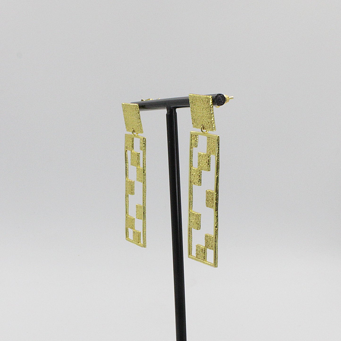 Pendientes CASSANDRE bañados en oro - Diseño con carácter-3