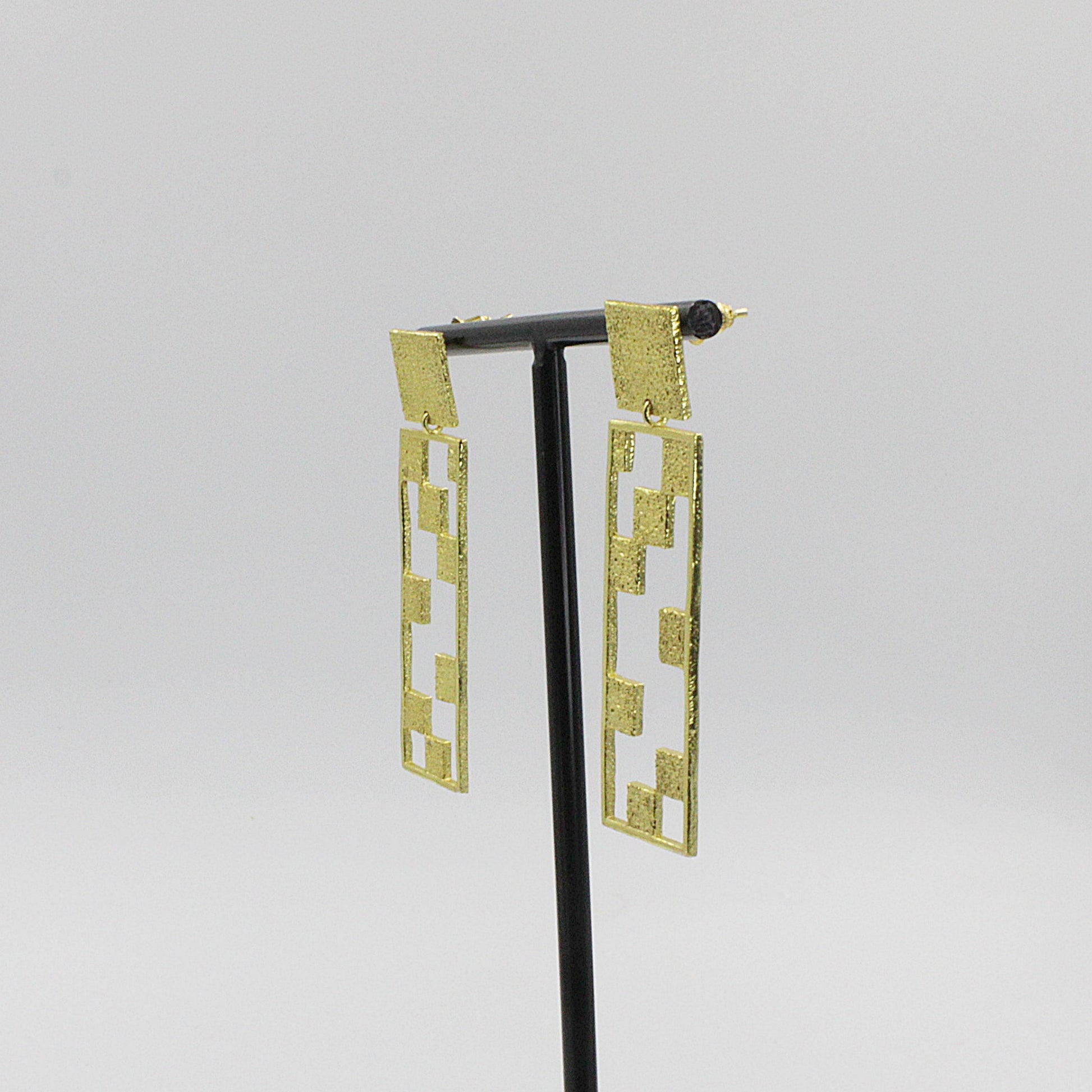 Pendientes CASSANDRE bañados en oro - Diseño con carácter-3