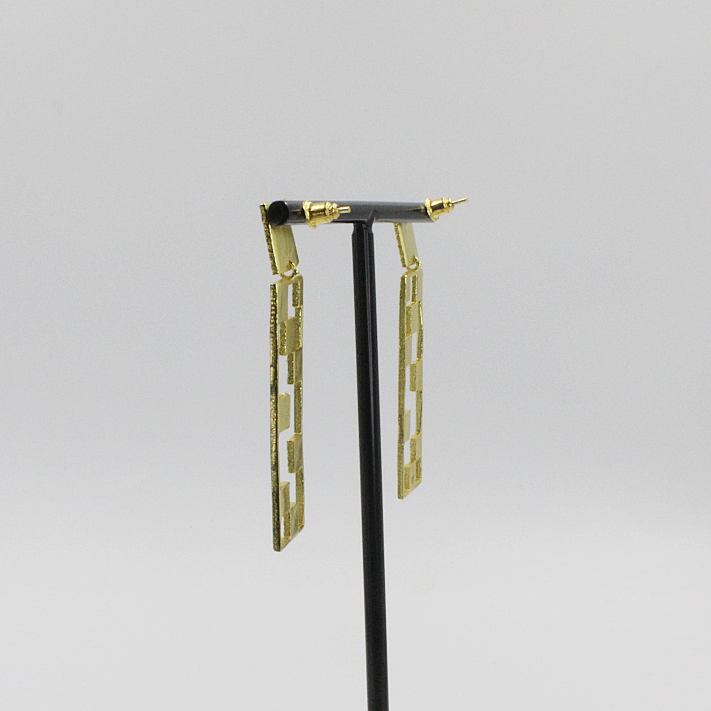 Pendientes CASSANDRE bañados en oro - Diseño con carácter-4