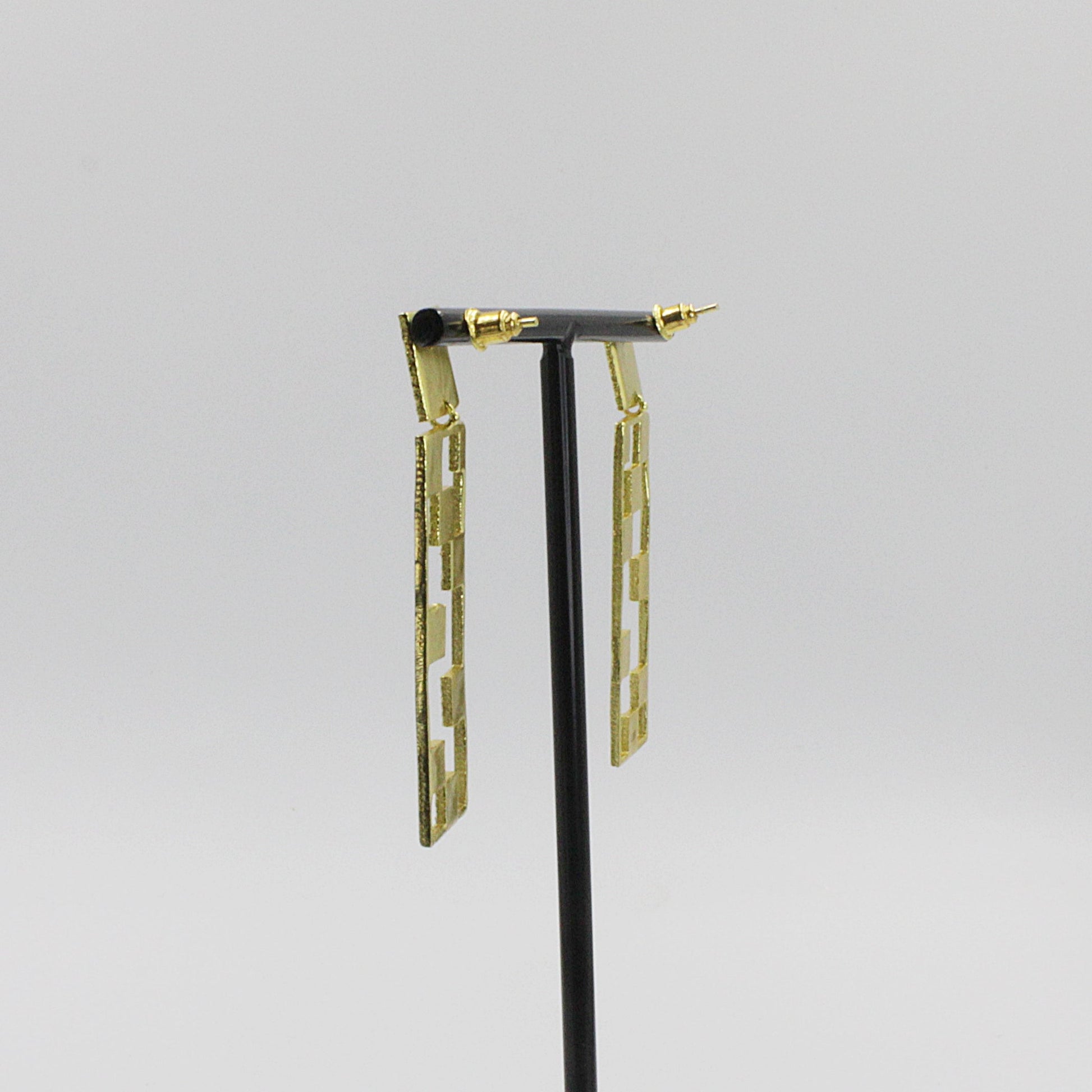 Pendientes CASSANDRE bañados en oro - Diseño con carácter-4