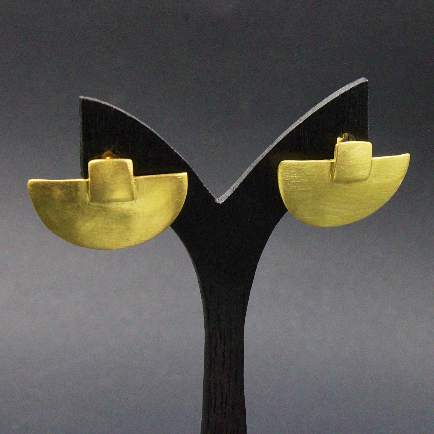 Pendientes PRA' de diseño en latón bañados en oro - Diseño con carácter-0